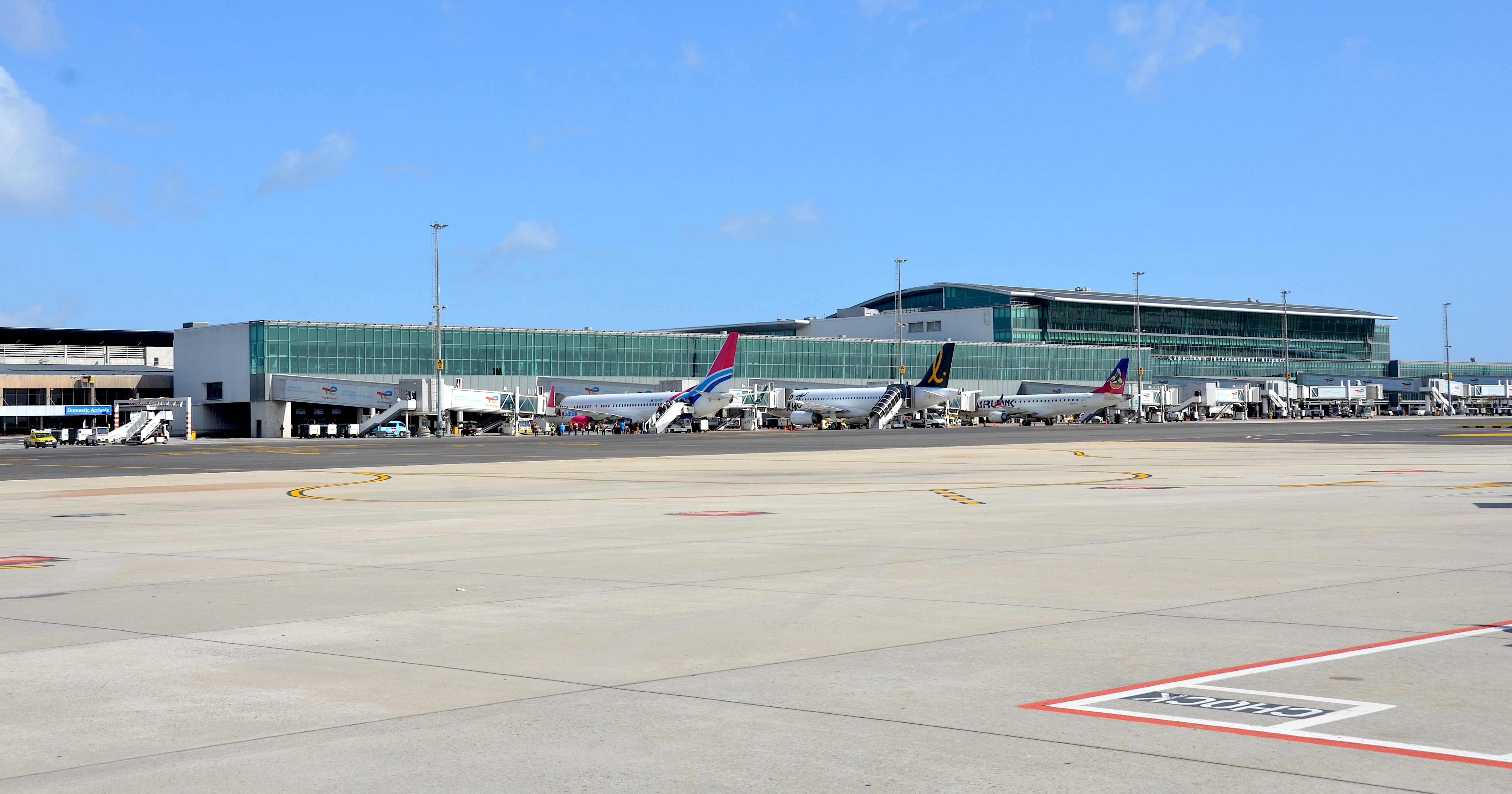 Schreiber Clears Decades of Visa Delays as Travel Economy Faces Airline Price Squeeze