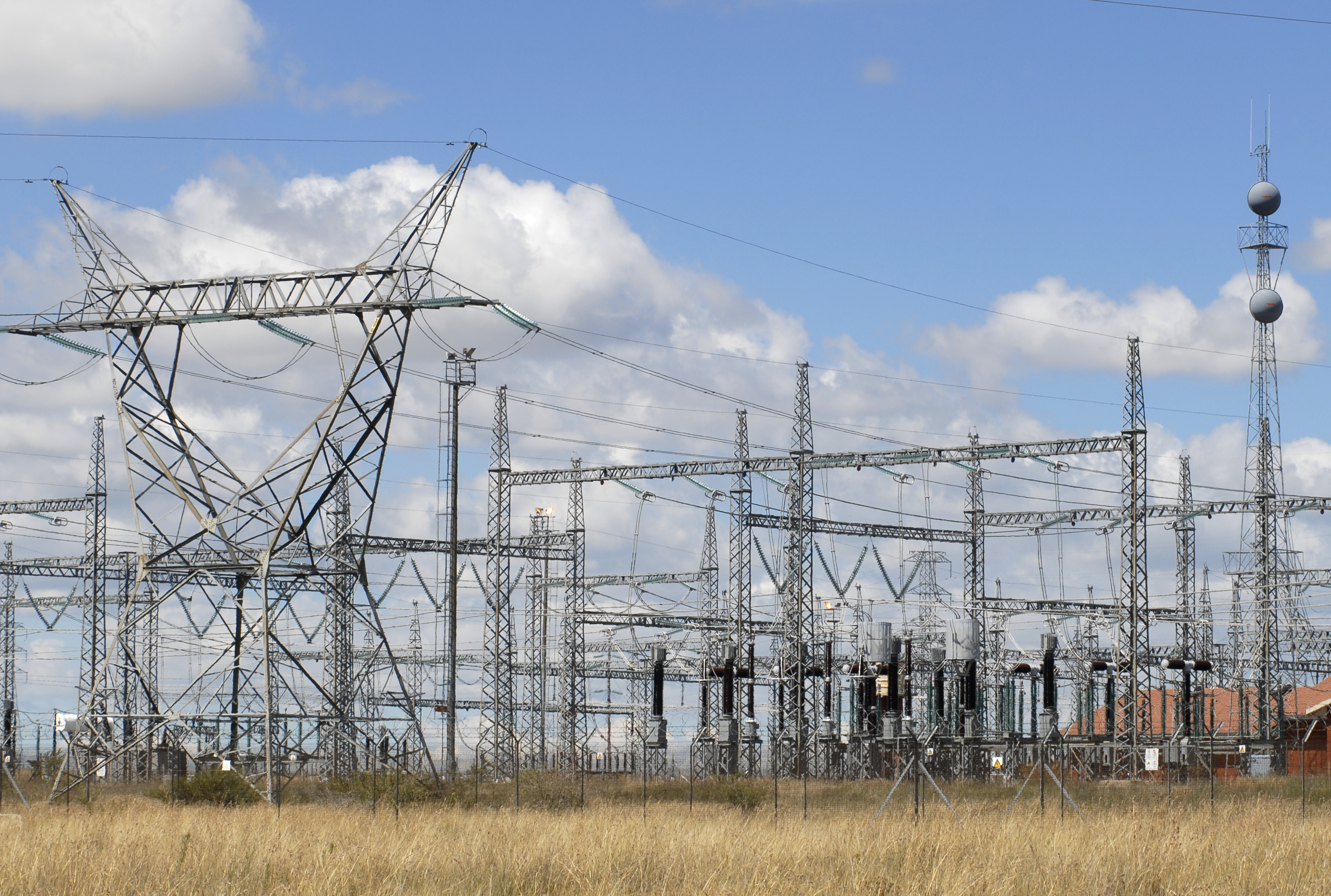 Electrical distribution substation in South Africa / Graeme Williams (CC BY-SA 2.0)
