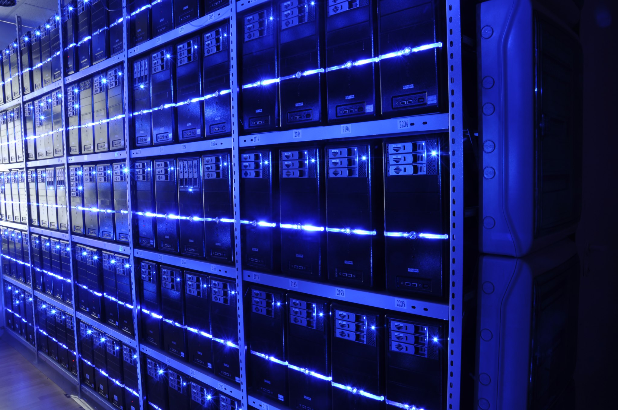 Global cloud infrastructure and server farms process complex cognitive workloads at declining marginal token costs. Photo: BalticServers.com / Wikimedia Commons