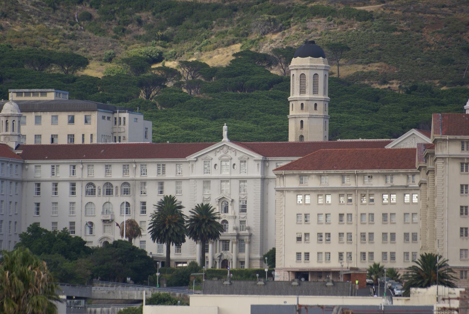 Groote Schuur Hospital in Cape Town, where the University of Cape Town Hair and Skin Research Laboratory conducts toxicology testing on informal cosmetics. Photo: Ossewa / Wikimedia Commons