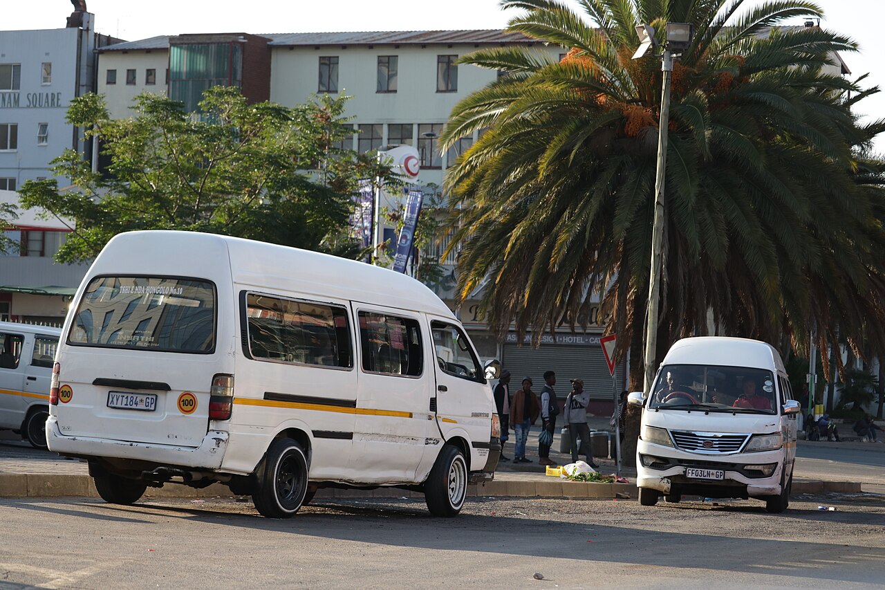 Minibus taxis at a commuter transit rank / AshBoar (CC BY-SA 4.0)