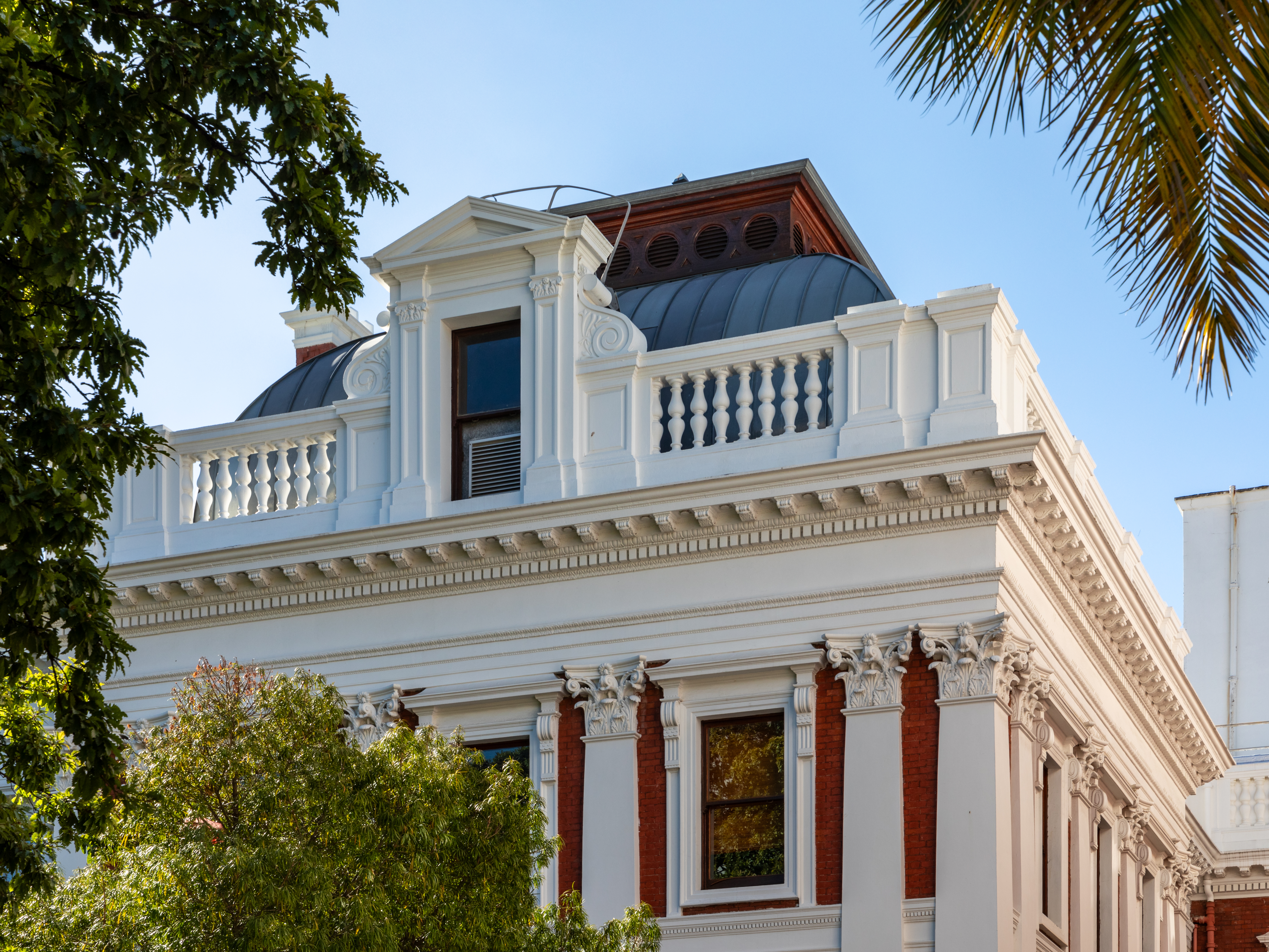 The Houses of Parliament in Cape Town where lawmakers truncated public comment windows on material Chapter 4 amendments. Photo: Dietmar Rabich / Wikimedia Commons