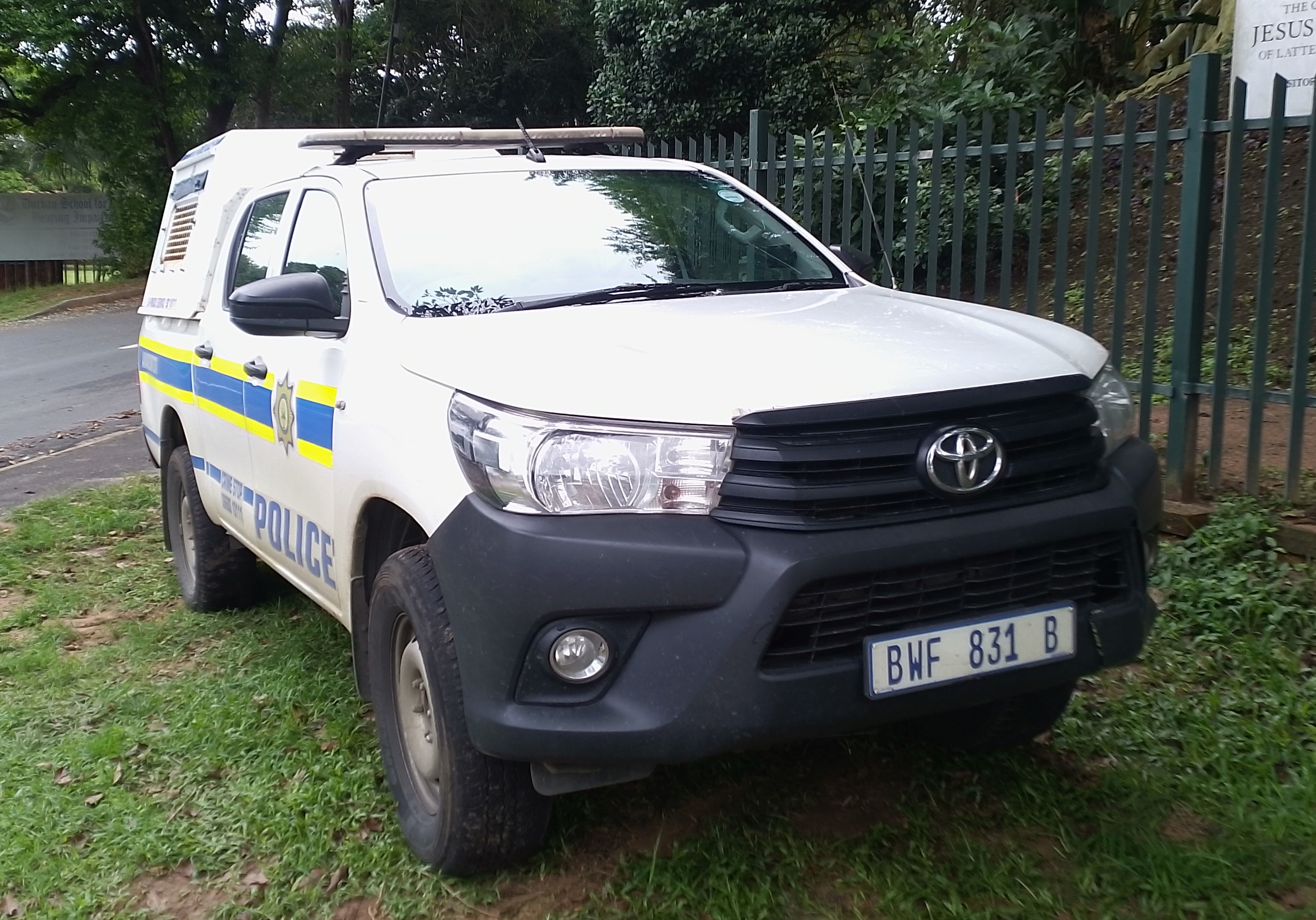 Marked South African Police Service operational vehicles deployed across priority policing divisions. Photo: Bob Adams / Wikimedia Commons