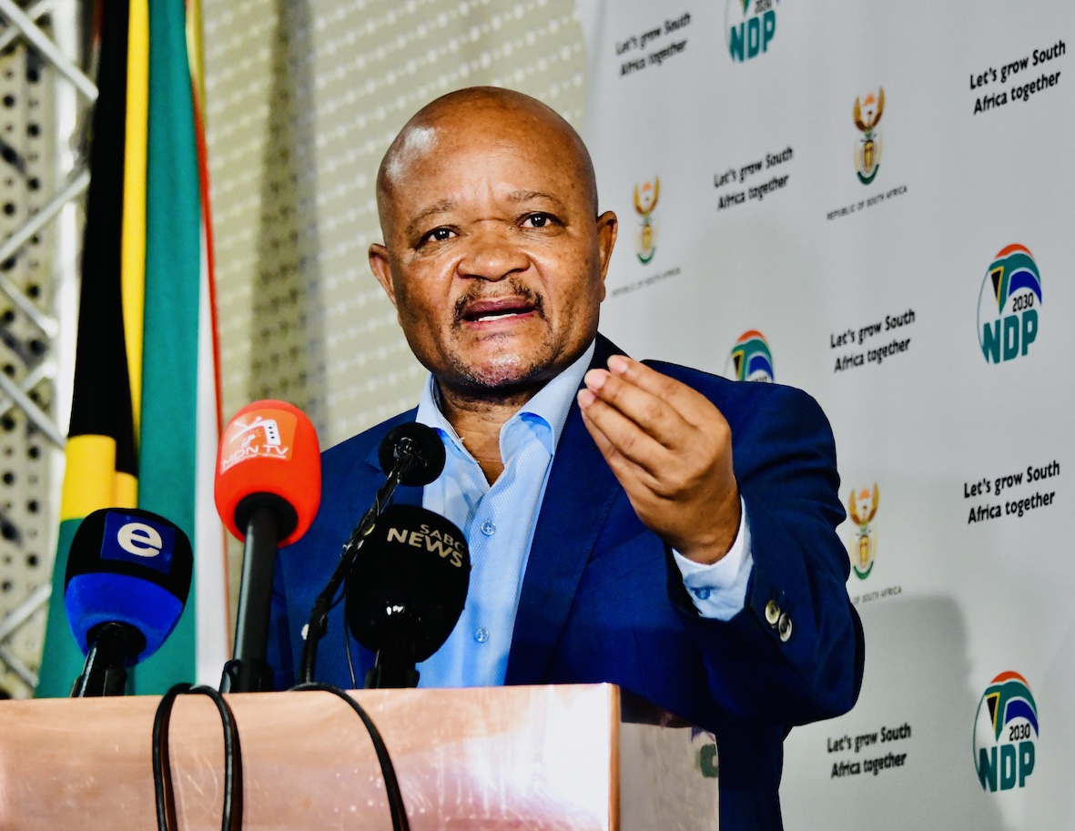 Police Minister Senzo Mchunu addressing a media briefing. Photo: GCIS (CC BY 2.0)