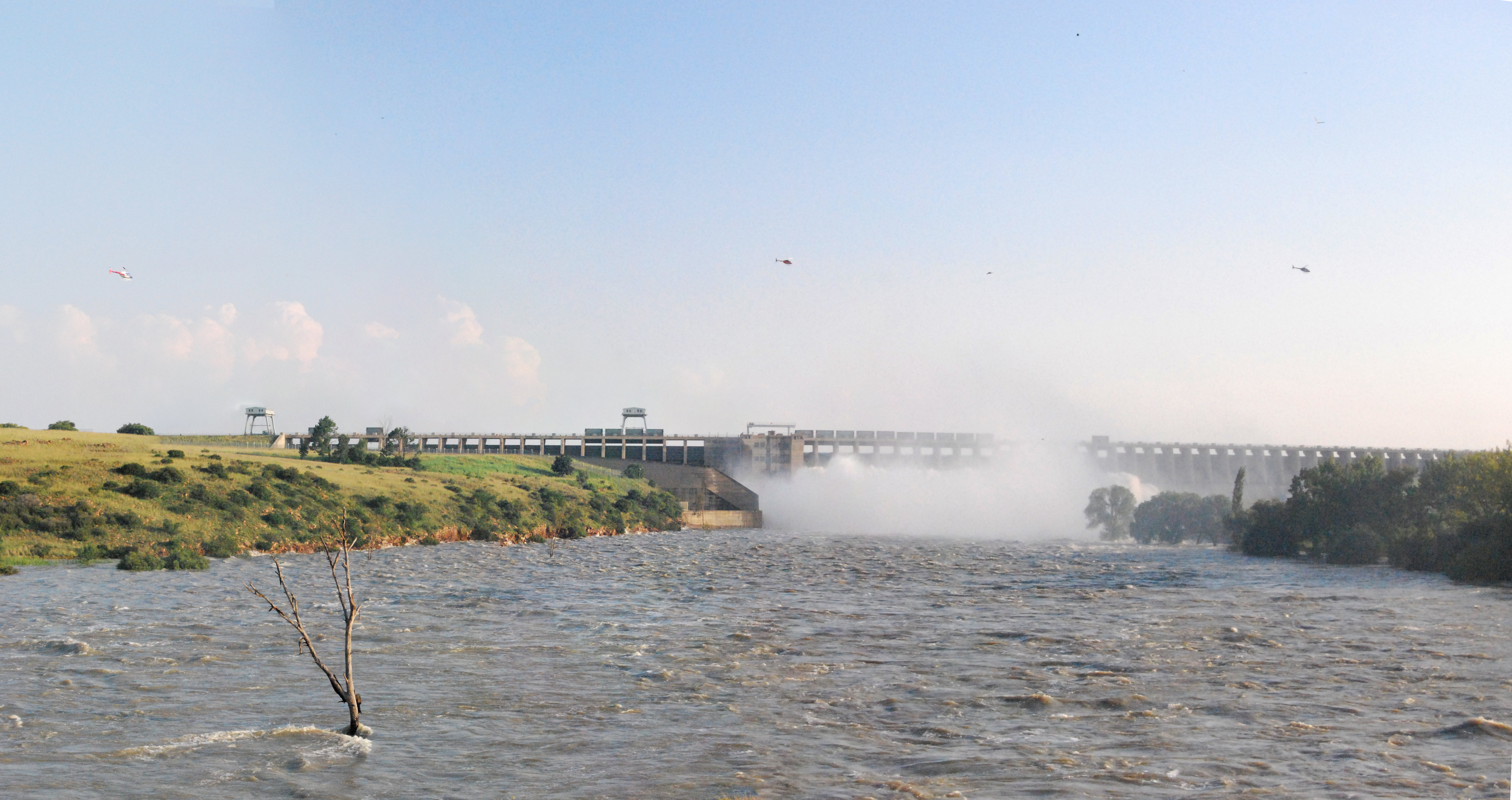 Bulk water supply infrastructure at the Vaal Dam / Michael Gundelfinger